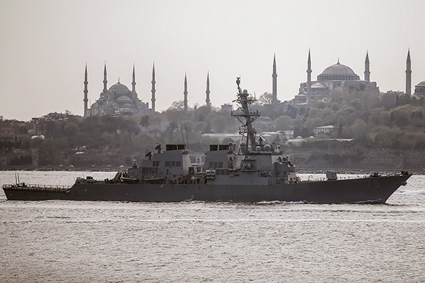 Военные корабли в Босфоре