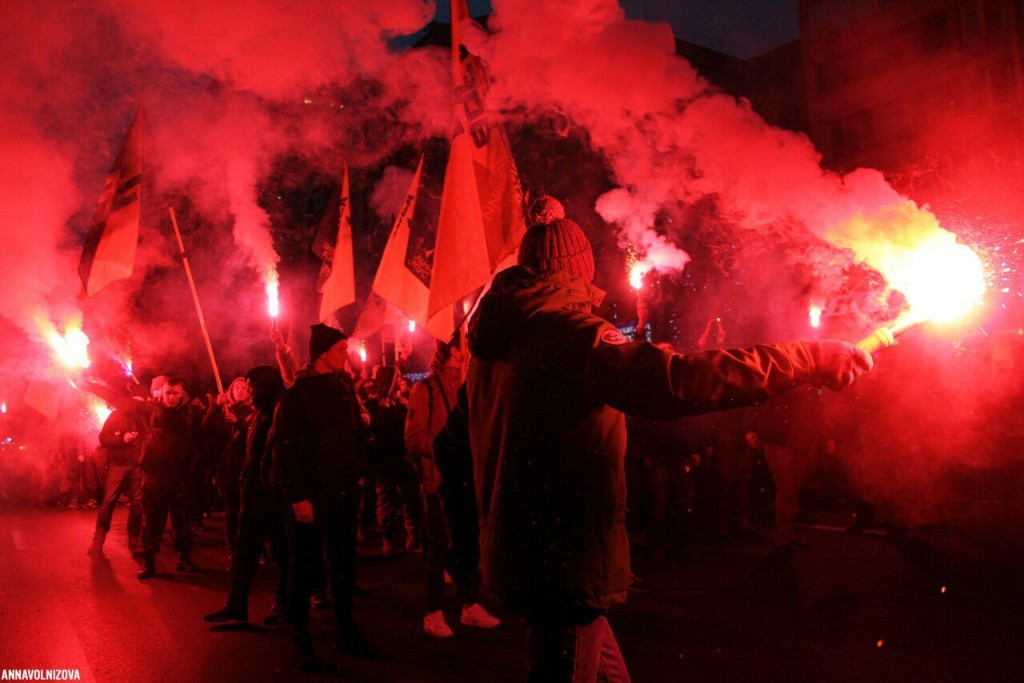 Нацисты "Азова" провели в Мариуполе факельное шествие