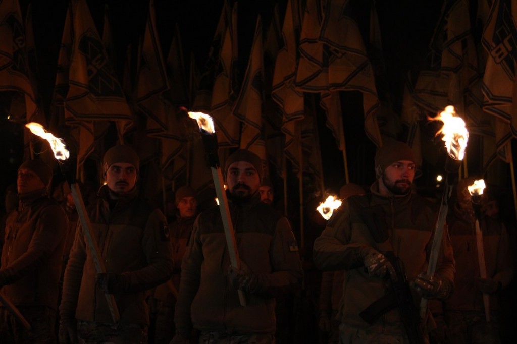 Нацисты "Азова" провели в Мариуполе факельное шествие