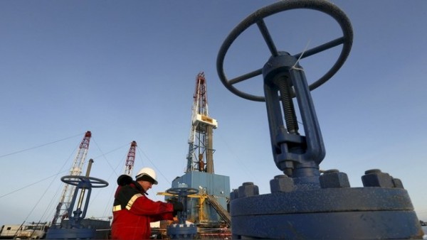 Срыв переговоров в Дохе: цены на нефть рухнули, рынок лихорадит
