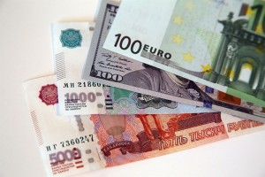 Бешеный доллар: почему россияне активно скупают валюту?