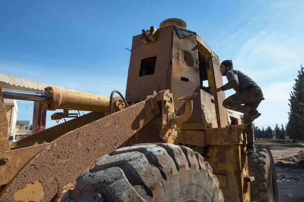 Военнослужащие Сирийской арабской армии ремонтируют бронированную технику, предназначенную для возведения защитных рвов