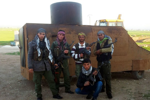 Повстанческий бронеавтомобиль на окраине Кобани