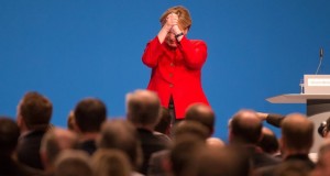 Под бурные овации: старушка Меркель одобрила развал Германии