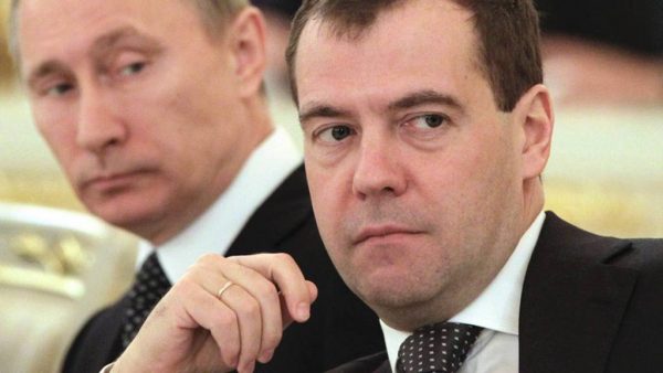 Позиция Путина: оказывается давление на Медведева, чтобы он психанул и ушел