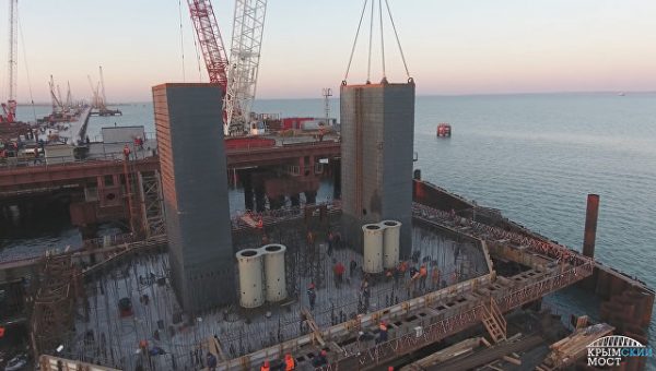 Строители приступили к сооружению тел фарватерных опор Крымского моста