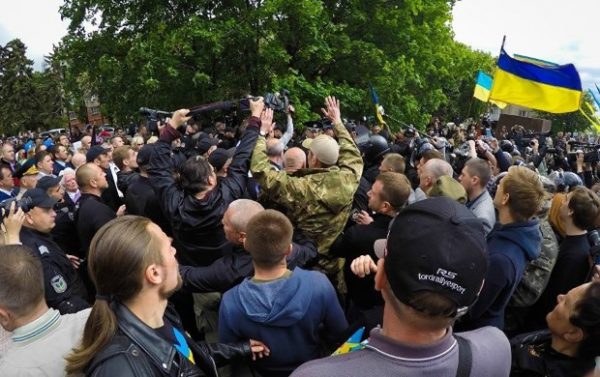 Власти Украины мстят за "Марш Победы" и Красное знамя