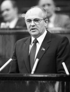 Почему Горбачев закрыл советский военный космос и что из этого вышло