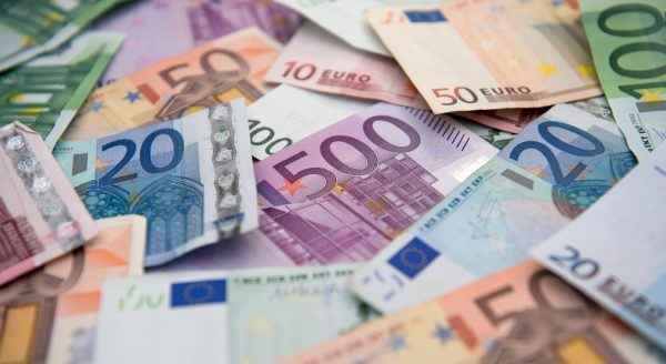Почему евро предпочтительнее доллара?