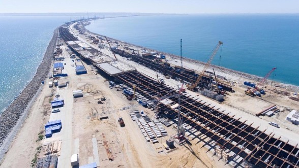 Строители Крымского моста завершили сооружение половины опор