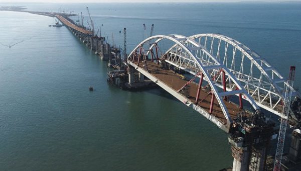 В Крыму установили все опоры автодорожной части моста