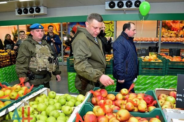 А.Заарченко на открытии супермаркета "Мост". Фото: donpress.com 