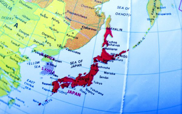 На японских географических картах южные Курилы, а нередко и Южный Сахалин и все Курилы до Камчатки изображаются как японские.