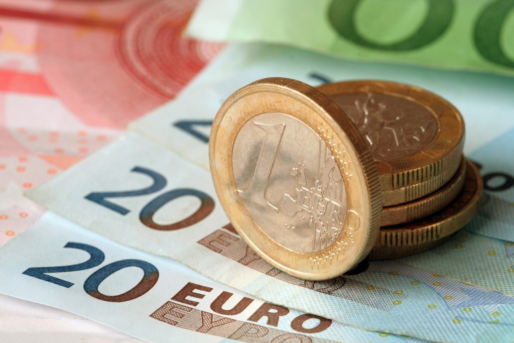 Евро впервые с 1 сентября упал ниже 73 рублей