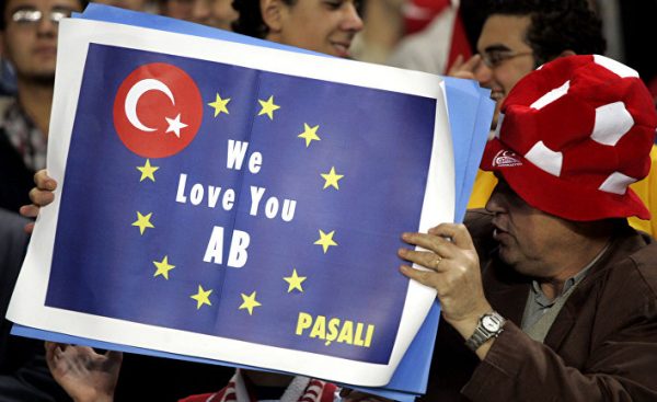 Bloomberg: Зачем Эрдоган провоцирует европейских лидеров?