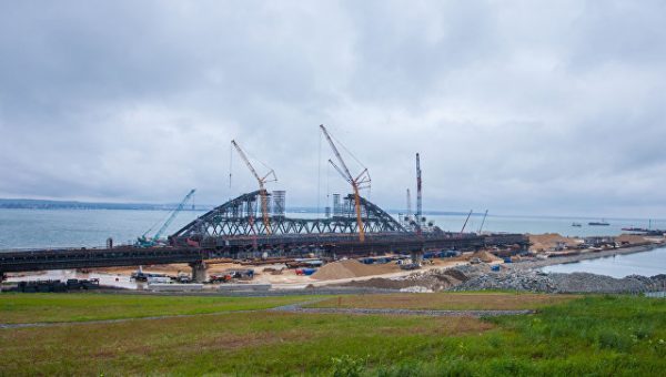 Строители раскрыли детали морской операции по установке арок моста в Крым