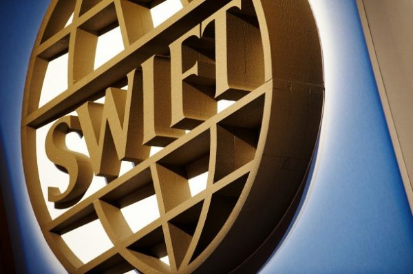 Российские банки временно потеряли связь с SWIFT