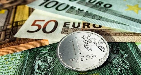 Доллар второй месяц снижается против рубля