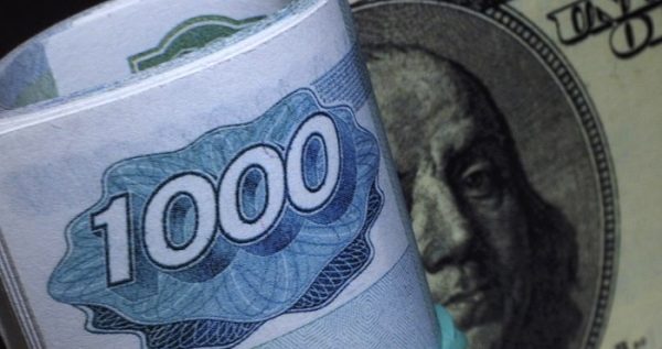 «Кто-то в США продал рубли на $1 млрд»: почему российская валюта резко ослабела
